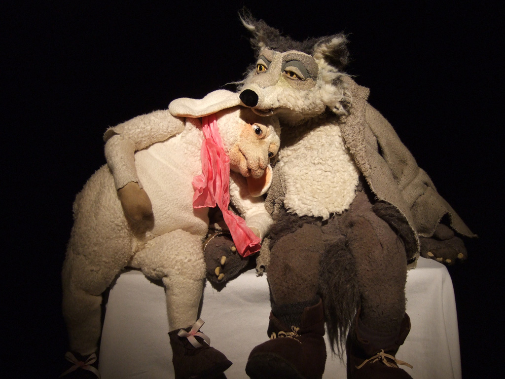 Zwei Puppenspielfiguren - ein Wolf und ein Schaf